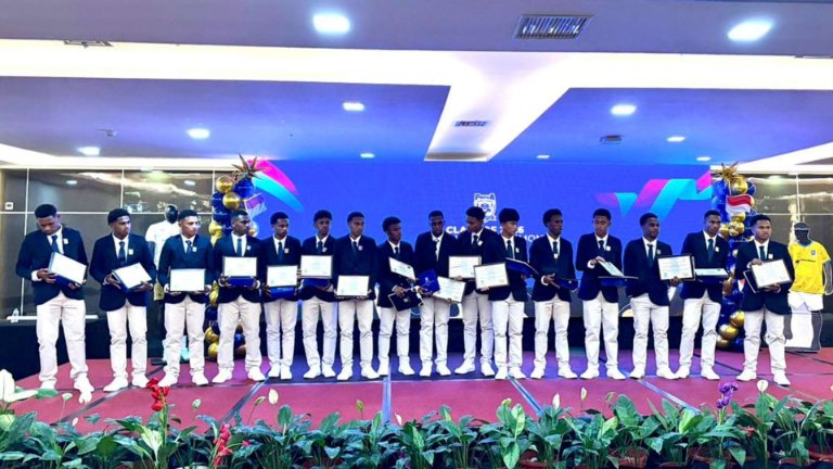 Lulusan angkatan kedua (Batch 2) Papua Football Academy yang telah menyelesaikan masa pendidikan foto: Joe Situmorang/ Papua60detik