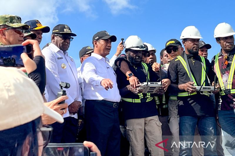 Menteri Pertanian Andi Amran Sulaiman (tengah) menyaksikan petani di Merauke Papua Selatan mengoperasikan drone dalam penanaman bibit padi di Kampung Waninggap Kai, Kecamatan Semangga, Kabupaten Merauke, Papua Selatan, Sabtu (4/7/2026). ANTARA/Harianto