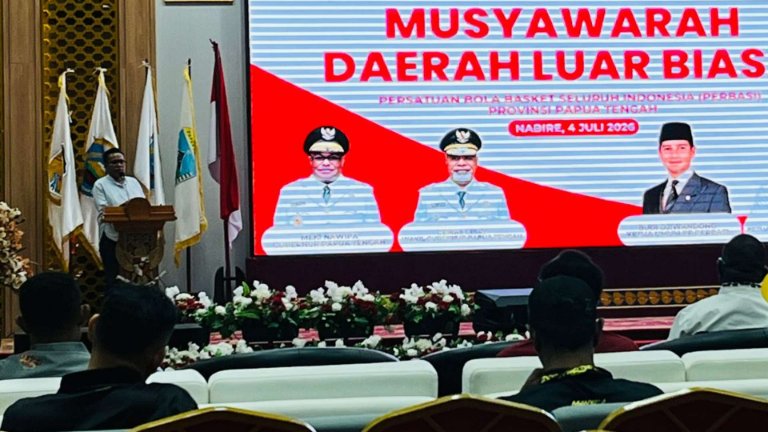 Ketua umum terpilih PERBASI Provinsi Papua Tengah Vivian Gobai menyampaikan sambutan perdana di Ballroom Kantor Gubernur, bandara lama Douw Aturure, Nabire, Sabtu (4/7/2026). Foto : Cristian for Papua60detik