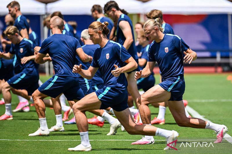 Pesepak bola Timnas Norwegia Erling Haaland (kanan) menghadiri sesi latihan menjelang pertandingan babak 32 besar melawan Pantai Gading di Piala Dunia FIFA 2026. ANTARA FOTO/Xinhua/Cheng Min/agr