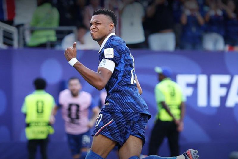 Penyerang timnas Prancis Kylian Mbappe berselebrasi setelah berhasil mencetak gol dari titik penalti ke gawang Paraguay saat pertandingan babak 16 besar Piala Dunia 2026 di Philadelphia Stadium, Amerika Serikat, Minggu. (X/FIFAWorldCup)