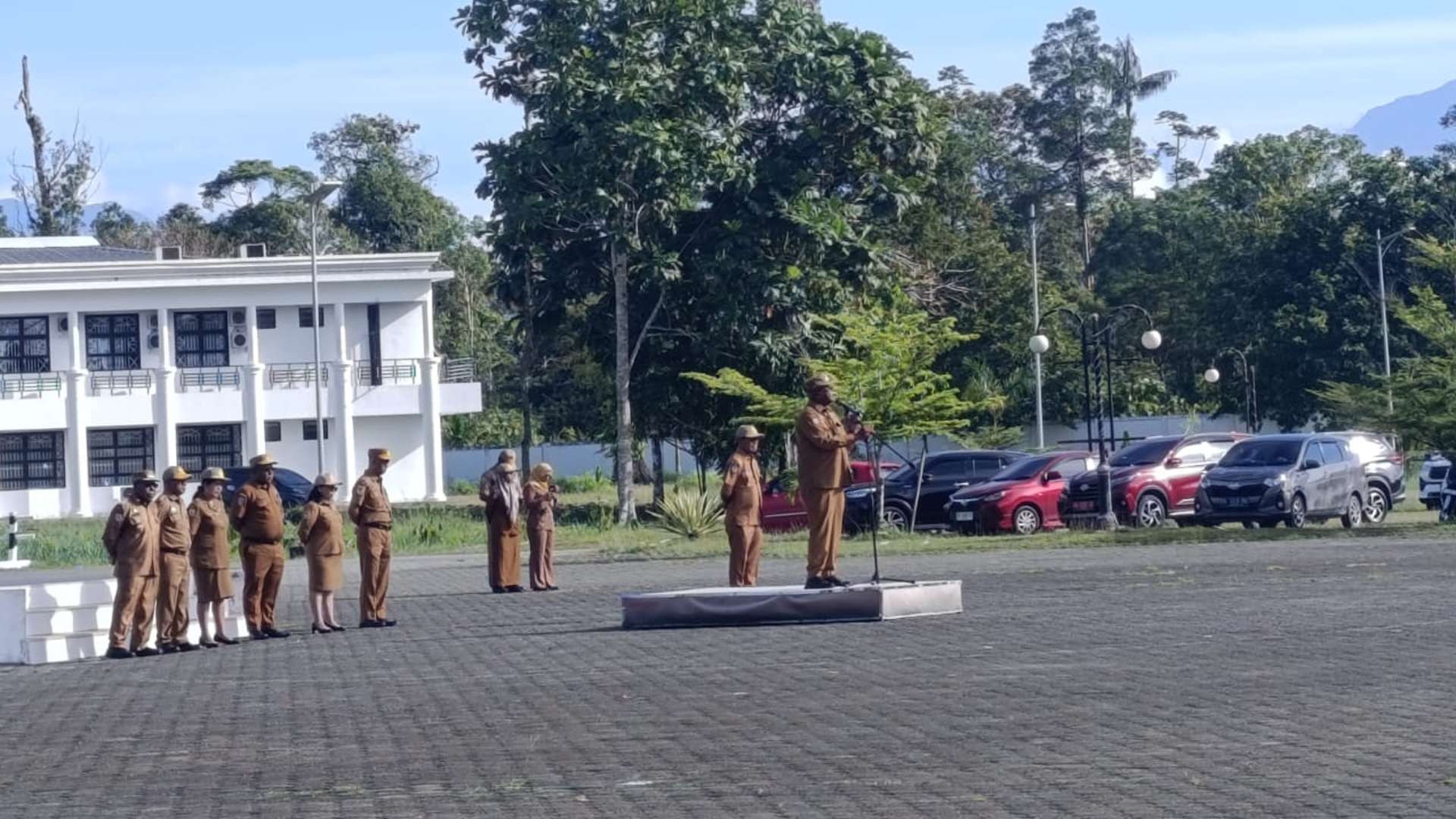 Bupati Mimika, Johannes Rettob  pimpin apel, foto: Martha/ Papua60detik