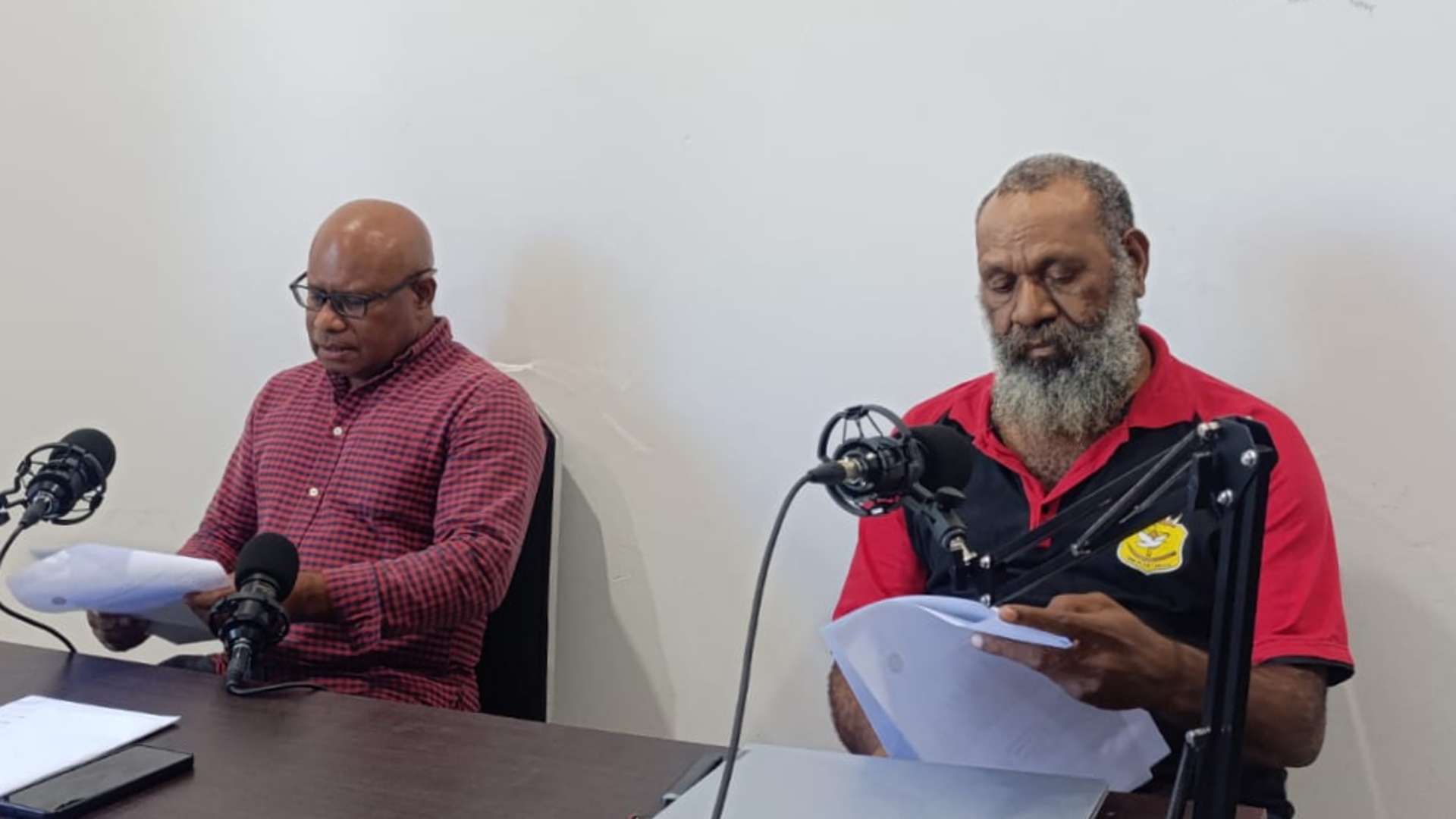 Ketua SKP Keuskupan Timika, Saul Paulo Wanimbo, dan Sekretaris SKP Keuskupan Timika, Rudolf Kambayong, foto: Martha/Papua60detik