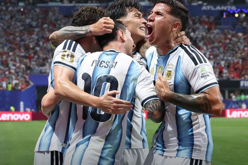 Para pemain Argentina berselebrasi setelah tercipta gol ke gawang Mesir saat pertandingan babak 16 besar Piala Dunia 2026 di Stadion Mercedes-Benz, Atlanta, Selasa waktu setempat. Foto: X/FIFAWorldCup