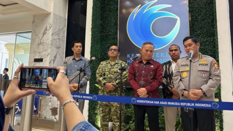 Astamaops Polri Komjen Pol Fadil Imran, Wakil Menteri HAM Mugiyanto, dan Kepala Badan Hukum (Kababinkum) dan HAM TNI Laksamana Muda TNI Farid Ma’ruf dalam konferensi pers di Jakarta, Selasa (7/7/2026). ANTARA/Laily Rahmawaty