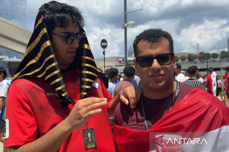 Dua suporter tim nasional Mesir, Eiad (kanan) dan Mahmoud, di Stadion Atlanta, Amerika Serikat, Selasa (7/7/2026). ANTARA/Michael Siahaan