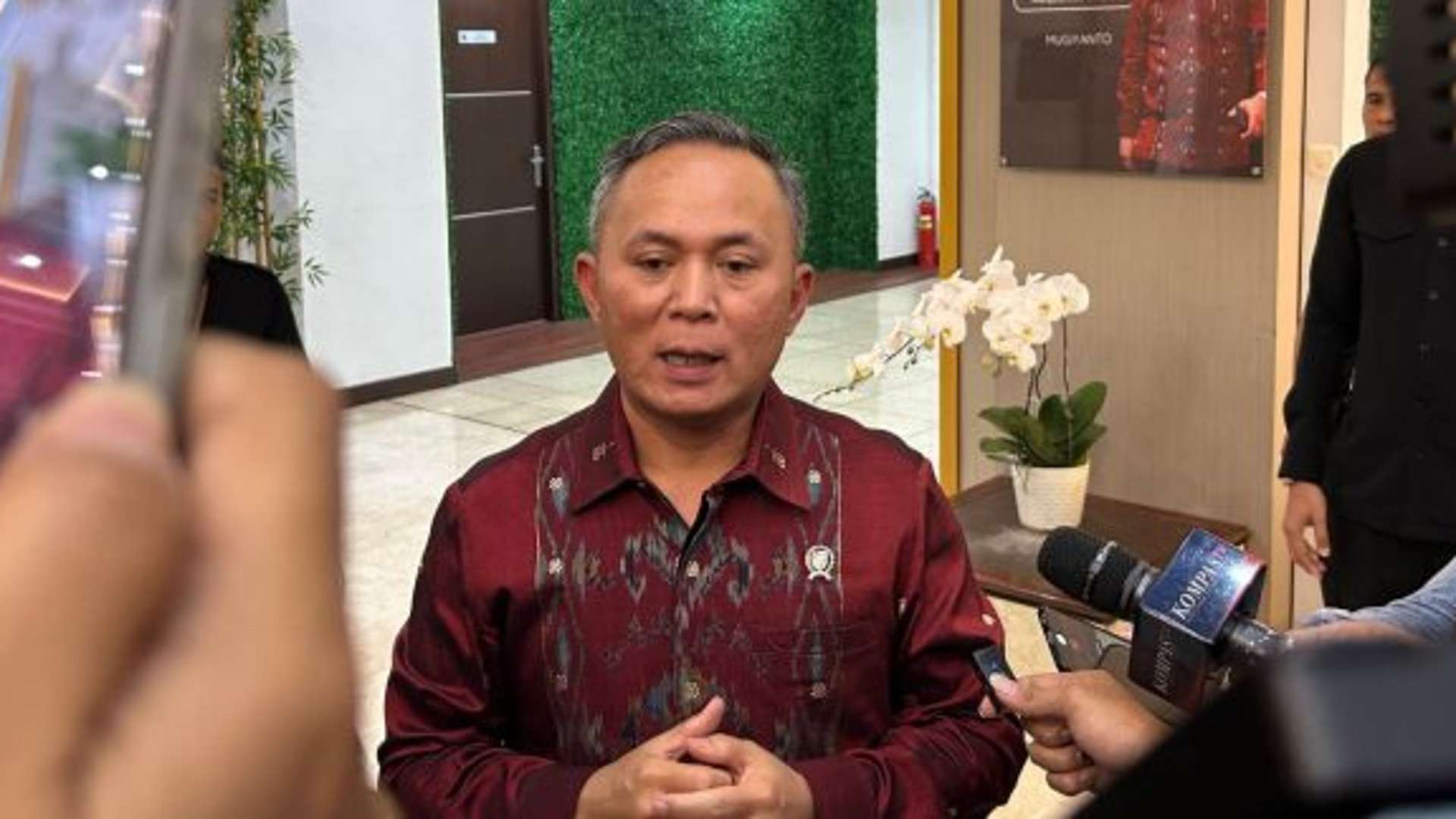 Wakil Menteri HAM Mugiyanto memberikan keterangan kepada wartawan di Kantor Kementerian HAM, Jakarta, Selasa (7/7/2026). (ANTARA/Laily Rahmawaty)