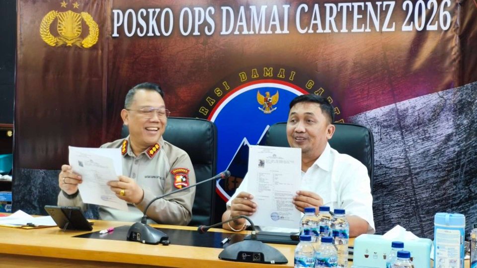 Konferensi pers Satgas Damai Cartenz-2026 terkait  kasus pembakaran pesawat PK-RCY milik PT AMA dan pembunuhan pilot berkebangsaan Amerika Serikat, Kapten Nicholas F Goselin di Mako Brimob Polda Papua Tengah, Timika, Rabu (8/7/2026). Foto: Istimewa