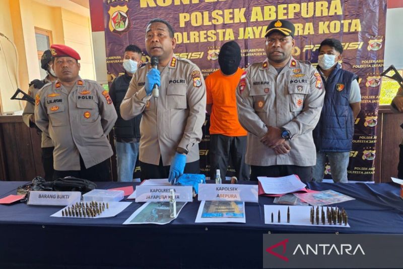 Kapolresta Jayapura Kombes Fredrickus Maclarimboen didampingi Kapolsek Abepura Kompol Paulus Hilapok saat beri keterangan terkait ditangkapnya pelaku penjual amunisi ke WN PNG di Abepura, Rabu (8/7/2026). ANTARA/Evarukdijati