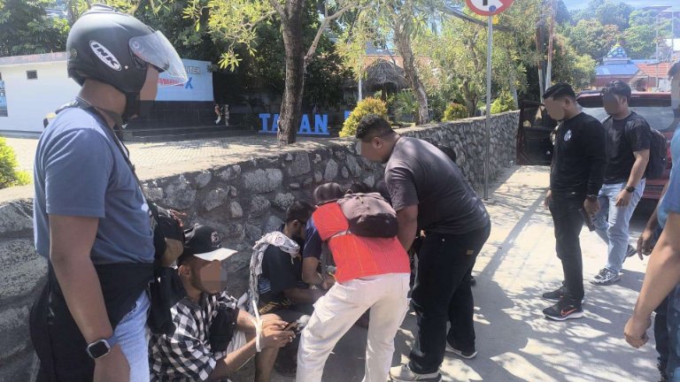 Satgas Operasi Damai Cartenz-2026 menangkap AG, terduga perantara dalam jaringan peredaran senjata api ilegal Yalimo–Yahukimo di Kota Jayapura, Selasa (7/7/2026). Foto: Satgas Humas Damai Cartenz-2026.
