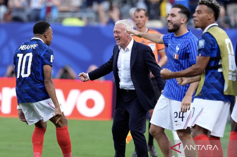 Kylian Mbappe selebrasi bersama pelatih Timnas Prancis, Didier Deschamps, usai mencetak gol ke gawang Swedia di Stadion New York New Jersey, Amerika Serikat, Selasa (30/06/2026) waktu setempat. ANTARA FOTO/Xinhua/Lui Siu Wai/kye