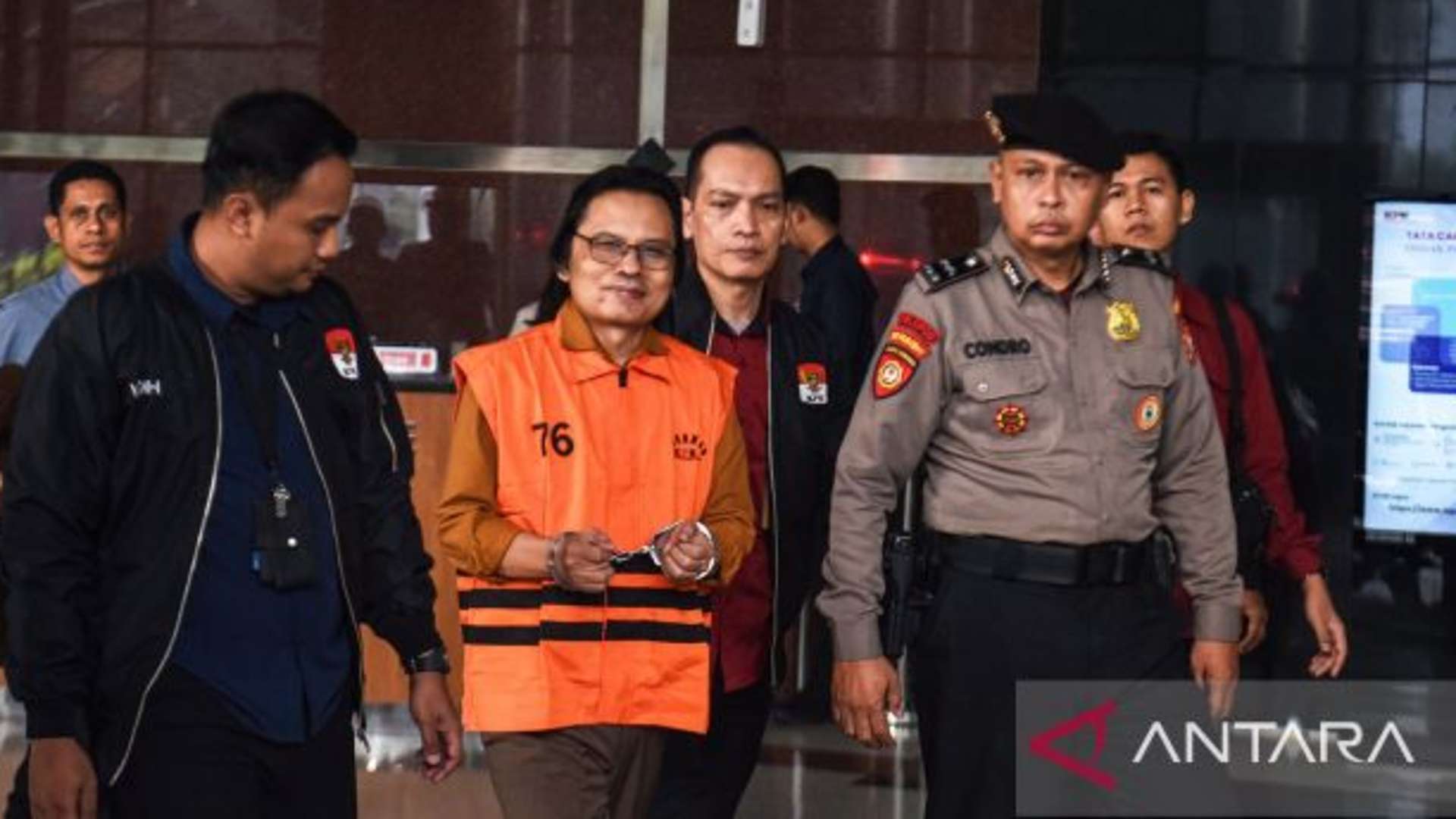 Tersangka kasus dugaan gratifikasi dalam pengadaan barang dan jasa Ma'ruf Cahyono mengenakan rompi tahanan usai menjalani pemeriksaan di Gedung Merah Putih KPK, Jakarta, Kamis (9/7/2026). ANTARA FOTO/Reno Esnir/sth/foc. (ANTARA FOTO/RENO ESNIR)