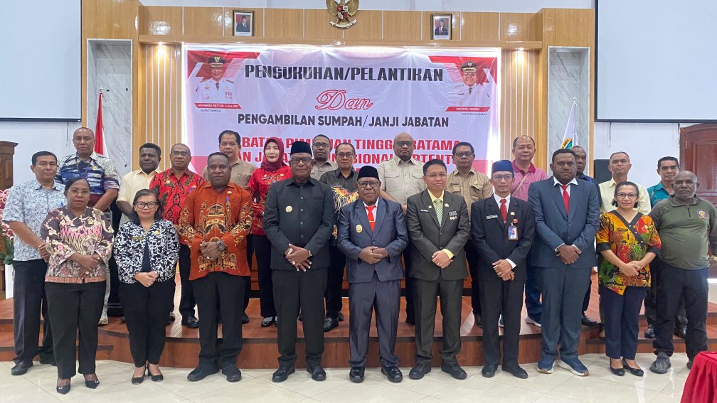 Foto bersama usai pelantikan jabatan pimpinan tinggi pratama dan jabatan fungsional tertentu di Lingkup Pemkab Mimika, foto: Vanny/ Papua60detik