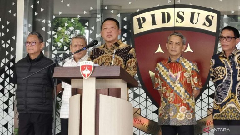 Jaksa Agung Muda Bidang Tindak Pidana Khusus (Jampidsus) Febrie Adriansyah (tengah) berbicara dalam konferensi pers di Gedung Jampidsus Kejaksaan Agung, Jakarta, Jumat (10/7/2026). ANTARA/Nadia Putri Rahmani