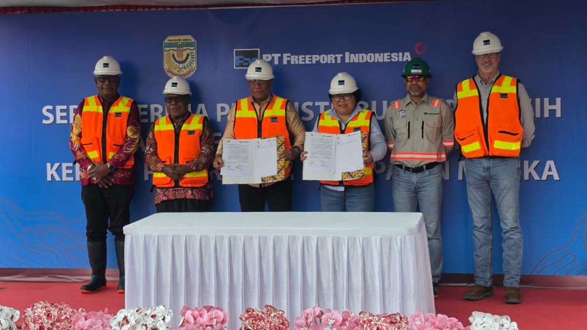 Penandatanganan Berita Acara Serah Terima hibah pipa HDPE antara Pemkab Mimika dan PTFI di Mile 34, Distrik Kuala Kencana, Mimika, Papua Tengah, Kamis (9/7/2026). Foto: Corpcom PTFI