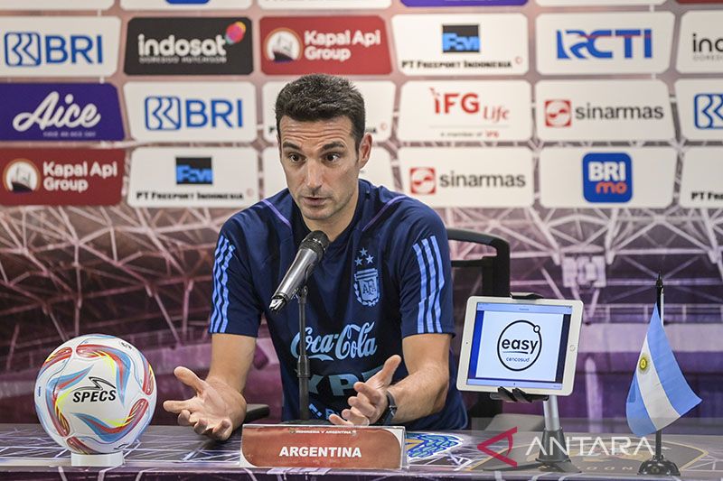 Arsip foto - Pelatih Timnas Argentina Lionel Scaloni menjawab pertanyaan wartawan saat konferensi pers jelang pertandingan persahabatan melawan Indonesia di Stadion Utama GBK, Senayan, Jakarta, Minggu (18/6/2023). ANTARA FOTO/Galih Pradipta/YU/pri.