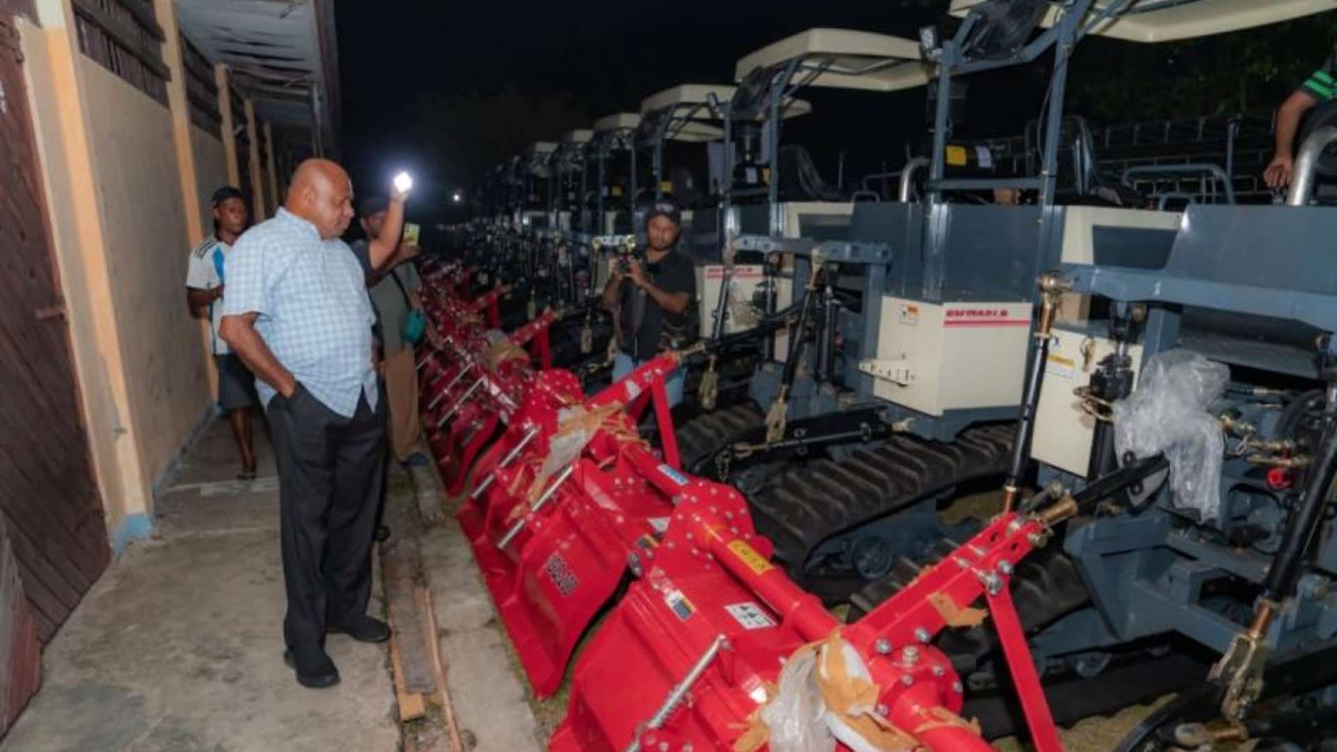 Gubernur Papua Mathius D Fakhiri saat meninjau bantuan alat dan mesin pertanian di Kota Jayapura, Papua pada beberapa waktu lalu ANTARA/HO- Pemprov Papua.
