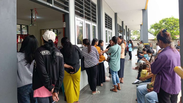 Orang Tua Ramai Antar Anak pada Hari Pertama Sekolah di SD YPPK Tiga Raja