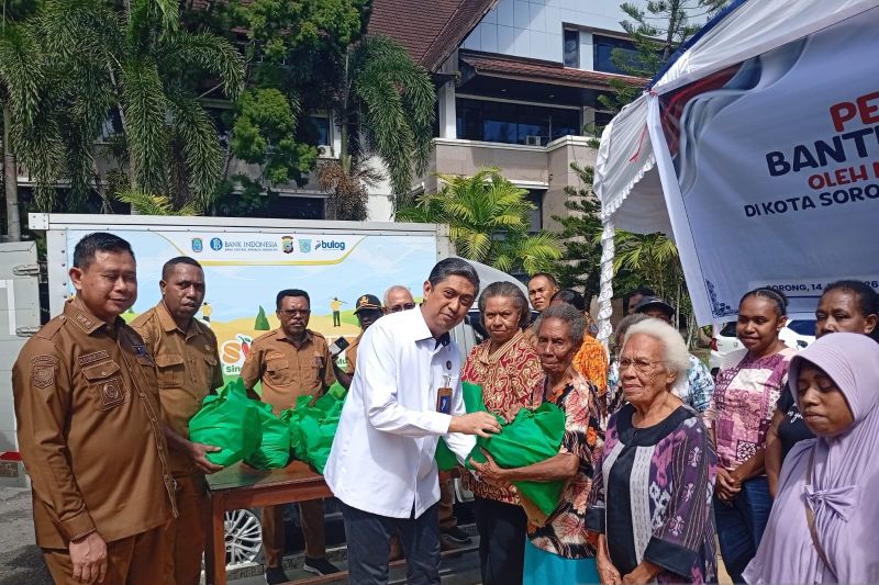 Kemenko Pangan Salurkan Bantuan Beras di Kota Sorong