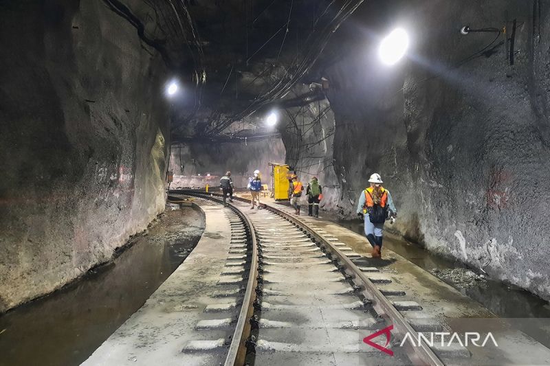 Arsip foto - Pekerja melintasi areal tambang bawah tanah GBC yang mengolah konsentrat tembaga di areal PT Freeport Indonesia, Distrik Tembagapura, Kabupaten Mimika, Rabu (17/8/2022). ANTARA FOTO/Dian Kandipi/wpa/hp/aa.