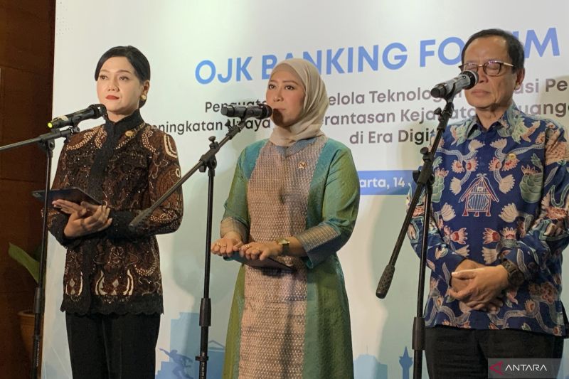 Menkomdigi Meutya Hafid menyampaikan keterangan kepada wartawan usai menghadiri acara OJK Banking Forum 2026 di Kompleks Perkantoran Bank Indonesia, Jakarta Pusat, Selasa (14/7/2026). (ANTARA/Farhan Arda Nugraha)