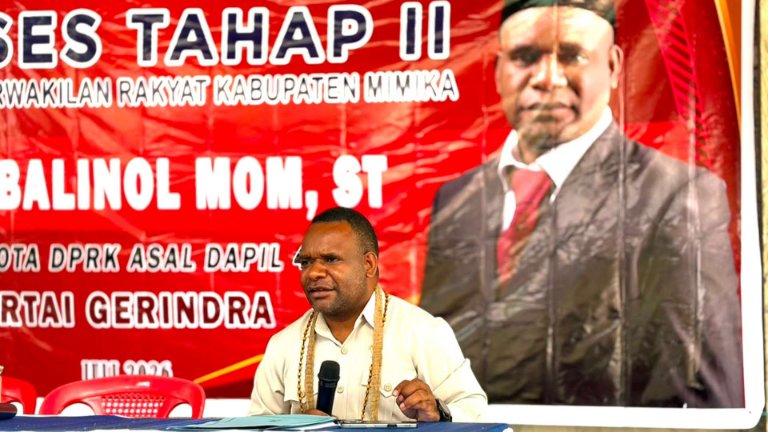 Ketua Komisi IV DPRK Mimika, Elinus Mom saat reses tahap II di Jalan Beringin SP 4. Foto: Joe Situmorang/ Papua60Detik