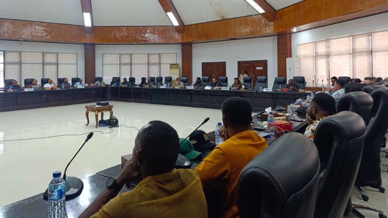 DPRK Mimika RDP dengan sejumlah pihak bahas kelanjutan PO ayam broiler, foto: Martha/Papua60detik