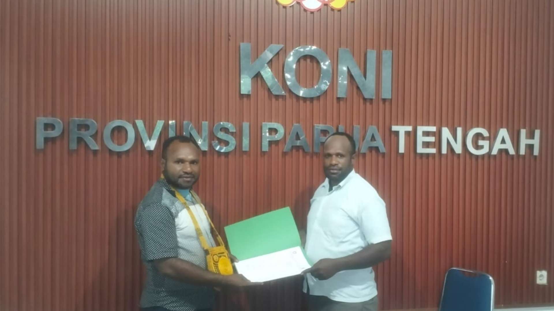 Ketua Pertina Provinsi Papua Tengah Yustinus Pigai (bagian kiri).saat menyerahkan SK pertina kepada Pengurus Pertina Kabupaten Paniai Anison Nawipa. Foto : Elia Douw/ Papua60detik