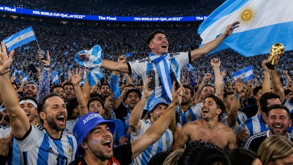 Supporter Argentina merayakan kemeangan atas Inggris di semifinal Piala Dunia 2026. Foto: Generated by AI