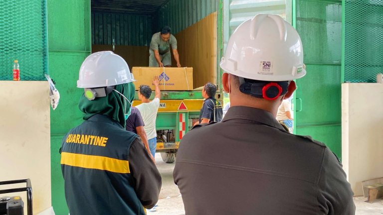 Karantina  Papua Tengah saat melakukan pengawasan terhadap 604 ton CPO PT Karya Bella Vita yang akan dikirimkan ke Surabaya, foto: Karantina Papua Tengah.