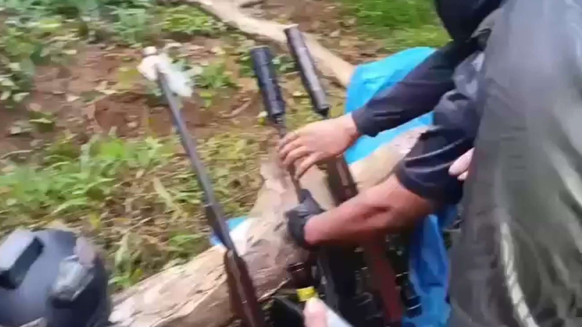 Tiga senjata api yang disita petugas dalam operasi penegakan hukum di kawasan KM4 Logpon, Distrik Dekai, Kabupaten Yahukimo, Jumat (17/7/2026). Foto: Satgas Humas Damai Cartenz-2026
