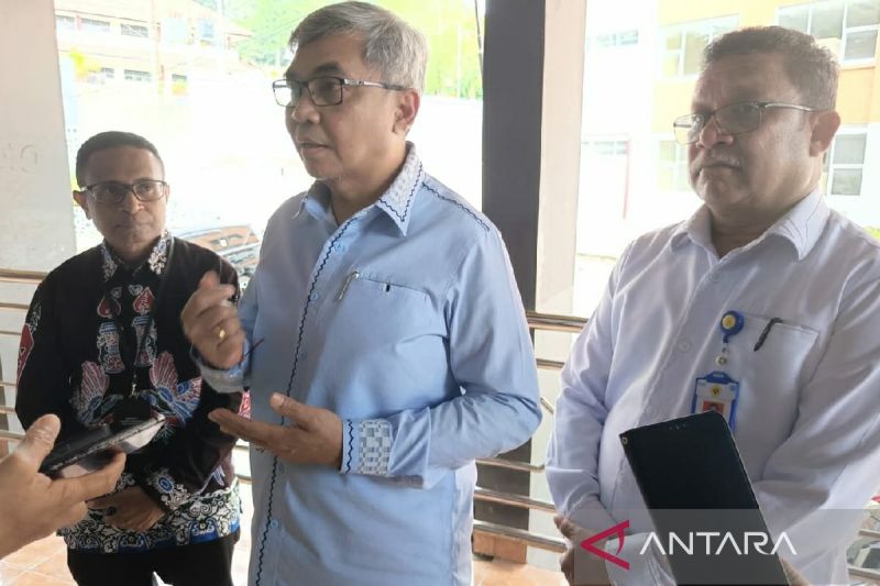 Ketua KPK Setyo Budiyanto didampingi Wakil Rektor II Bidang Keuangan dan Umum Universitas Cenderawasih Ferdinand Risamasu di Jayapura, Jumat (17/7/2026). ANTARA/Evarukdijati