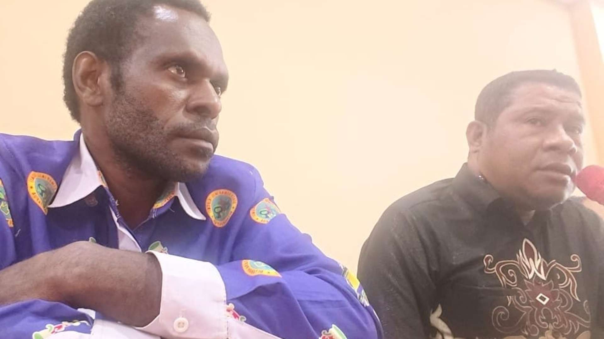 Ketua biro pemuda Kingmi Klasis Nabire, Yeri Nawipa bagian (kiri)  Sekretaris Umum Persekutuan Gereja-Gereja Papua Tengah (PGGPT), Pdt Samuel D Naya bagian (kanan). Foto: Elia Douw/Papua60detik