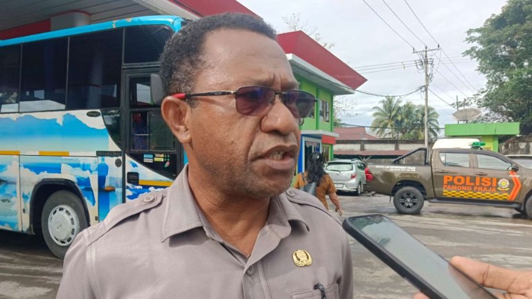 Kepala UPT Pendapatan/SAMSAT Timika, Maikel Tanati, Foto: Martha/Papua60detik