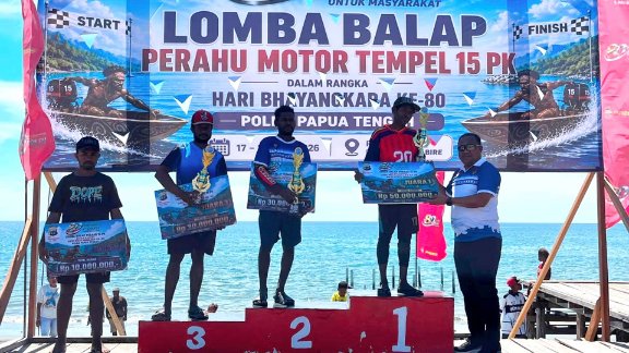 Direktur Polairud Polda Papua Tengah selaku Ketua Panitia, Kombes Pol Mas Anton Widyodigdo menyerahkan hadiah bagi pemenang lomba. Foto: Humas Polda Papua Tengah