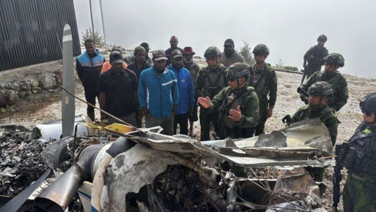 Pangkogabwilhan III Letjen TNI Lucky Avianto memimpin evakuasi puing-puing pesawat milik PT AMA yang dibakar oleh anggota TPNPB-OPM di Bandara Ipdeheik, Kampung  Balinggama, Distrik Sobham, Kabupaten Yahukimo. (ANTARA/HO- Kogabwilhan III)