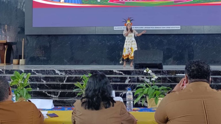 Salah satu peserta tamoil percaya diri saat membawakan lagu Noro Eneye Ma, foto: Martha/Papua60detik
