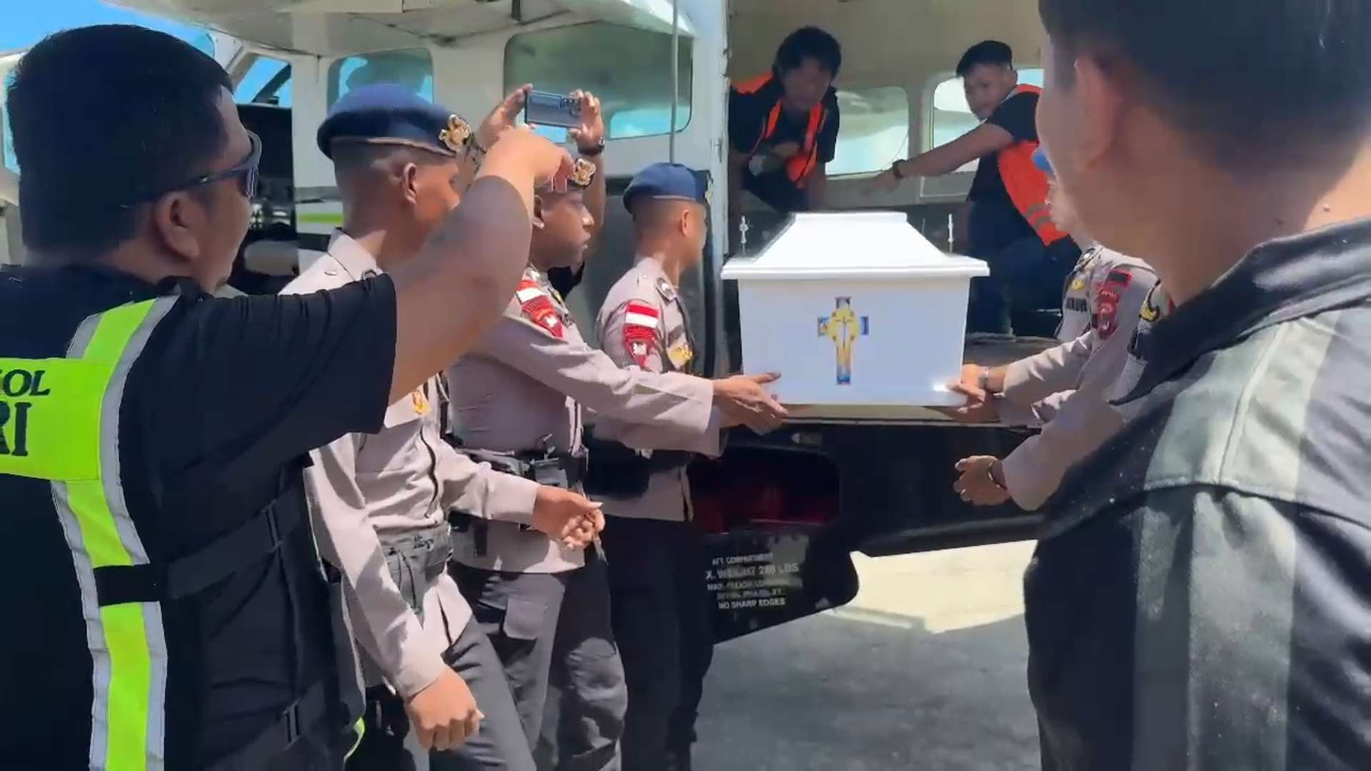 Proses evakuasi jenazah Brigpol Fredi Lukas Awes yang ditemukan meninggal dunia di Yahukimo. Foto: Satgas Humas Damai Cartenz 2026