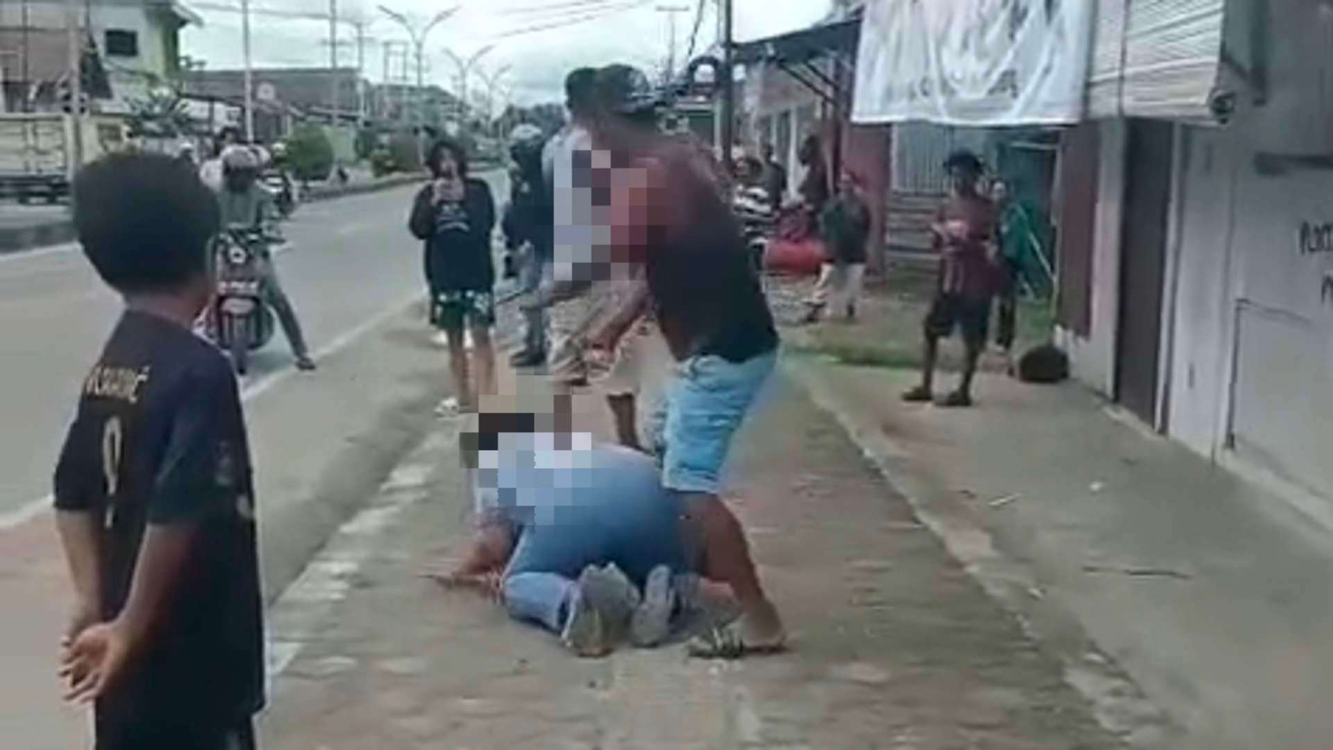 Screenshot video penganiayaan terhadap seorang perempuan pada Senin, 20 Juli 2026, sekitar pukul 14.00 WIT di Distrik Wania, Kabupaten Mimika.