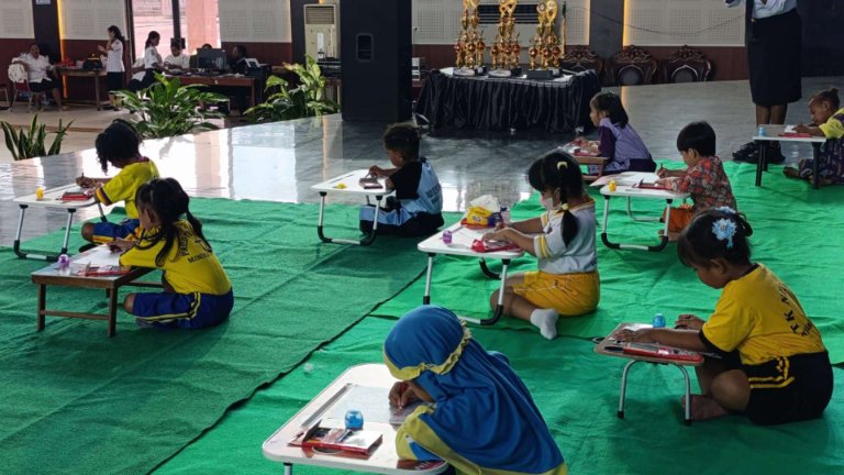 Siswa sedang berkonsentrasi mewarnai logo HAN 2026. Foto: Martha/Papua60detik