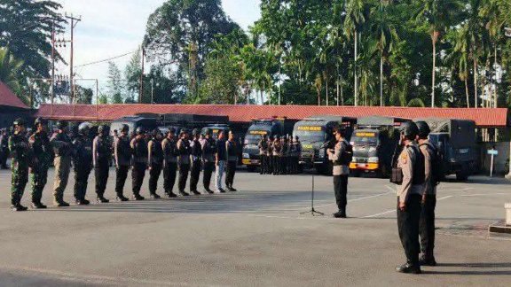 Caption : Kapolres Nabire, AKBP Samuel D Tatiratu, Rabu (22/7/2026) memimpin apel kesiapan pengamanan demontrasi mahasiswa Intan Jaya se-Indonesia di Nabire Kamis besok. Foto : Elia Douw/ Papua60detik