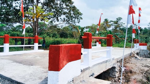 TNI merampungkan pembangunan jembatan berupa beton di Kampung Kaugapu, Distrik Mimika Timur, Kabupaten Mimika. Foto: Kodim 1710/Mimika