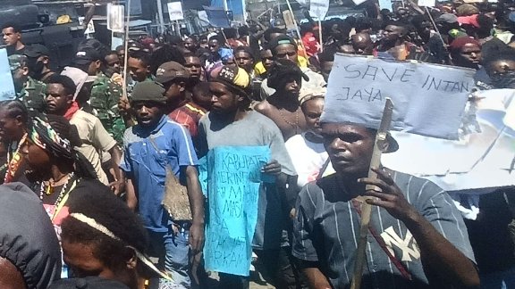 Massa unjuk rasa GPMI-I menuju ke kantor DPR Papua Tengah di Nabire. Foto: Elia Douw/Papua60detik