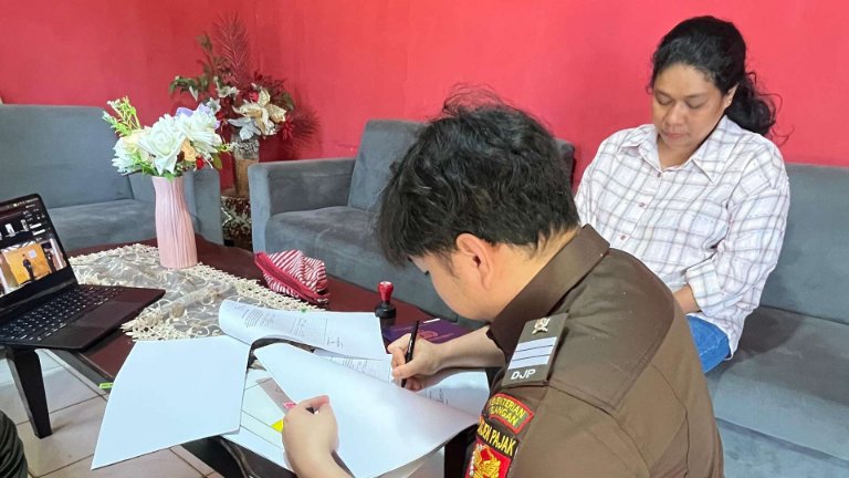 Juru Sita Pajak Negara (JSPN) di wilayah Kanwil DJP Papabrama melaksanakan Sita Serentak. Foto: Kanwil DJP Papabrama