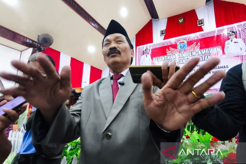 Sekretaris Daerah Kabupaten Nabire Yulianus Passang. ANTARA/Ali Nur Ichsan