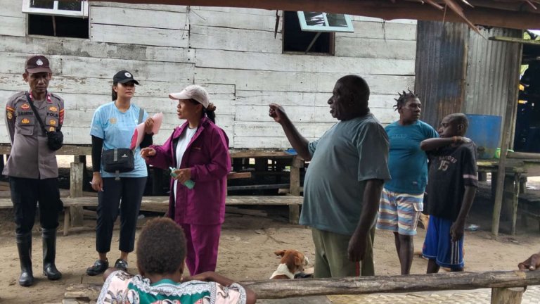 Kepala Dinas Perkimtan bersama rombongan tinjau lokasi pembangunan rumah layak huni di Mimika Barat. Foto: Istimewa