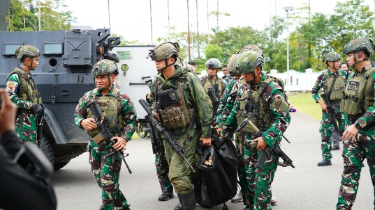 Koops Habema Evakuasi korban penembakan di Yahukimo. Foto: Koops TNI Habema