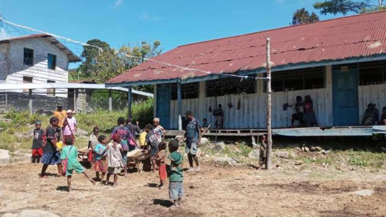 Tampak Gedung dan lingkungan SD Negeri Kampung Tibai, Distrik Siriwo, Kabupaten Nabire. Foto : Marten For Papua60detik