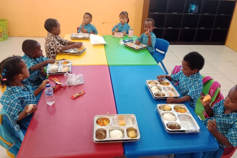 Penerima manfaat MBG di salah satu TK di Nabire saat mendapatkan menu spesial rendang sapi pada Hari Anak Nasional (HAN), Kamis (23/7/2026). ANTARA/HO-BGN Nabire
