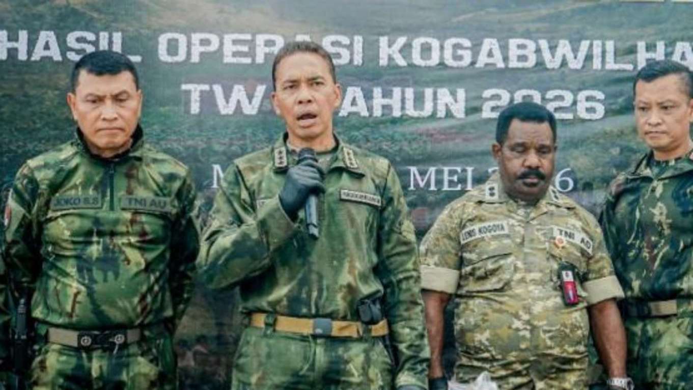 Panglima Komando Gabungan Wilayah Pertahanan (Pangkogabwilhan) III Letjen TNI Lucky Avianto bersama sejumlah perwira tinggi TNI saat menggelar konferensi pers di Timika, Papua Tengah beberapa waktu lalu. ANTARA/Istimewa